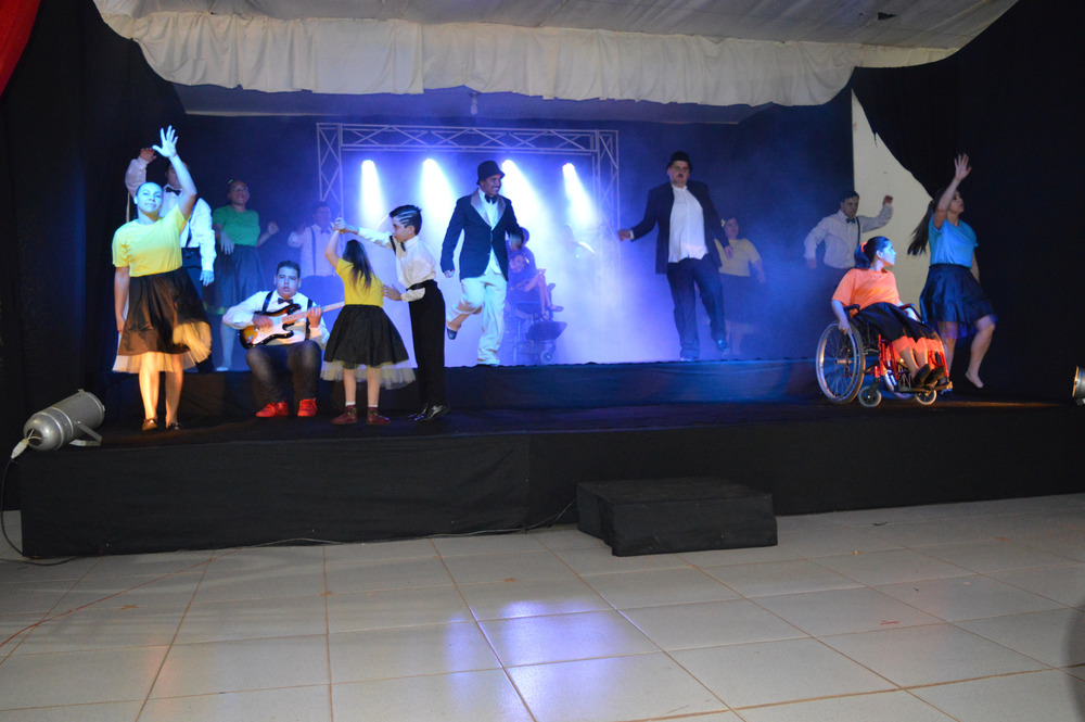 Apae de Amambai realizou chá beneficente nesse domingo (27) Apresentações culturais animaram a tarde / Foto: Moreira produções
