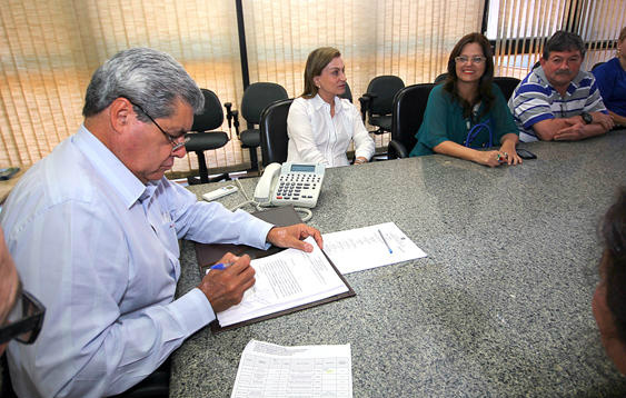 Governador renova convênios de recursos para três hospitais filantrópicos de MS Governador renova convênios de recursos para três hospitais filantrópicos de MS