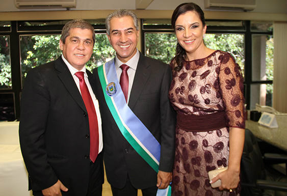 Reinaldo prestigia posse de Waldir Neves na presidência do TCE-MS Reinaldo prestigia posse de Waldir Neves na presidência do TCE-MS