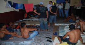 Foto: divulgaçãoFiscais verificam as péssimas condições em que trabalhadores tinham de dormir