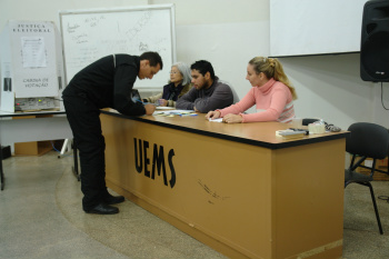 Uems de Amambai mobiliza comunidade escolar para votação da nova reitoria O técnico administrativo Roberson Parissenti participando do processo eleitoral da Uems de Amambai, ao fundo a mesa eleitoral.