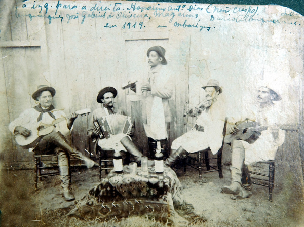 Amambai de Ontem e de Hoje Músicos, foto de 1919, feita pelo melhor fotografo da época, sr. Albertinho Braud, filho de imigrantes franceses. A mãe do Christiano (Bortolotto) é neta do Albertinho. Os nomes dos músicos estão escritos na foto. Lourino com a sanfona, Dario no violao eNene Crespo. O Lourino era irmão da minha avó paterna e são oriundos do RS, chegando aqui no Ano de 1.900.