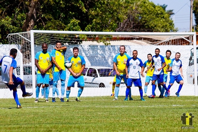 Ladário (azul e branco) enfrentou Rochedo no terceiro jogo