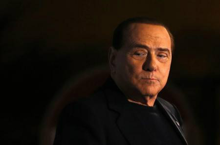 Ex-primeiro-ministro da Itália Silvio Berlusconi durante um disurso em palanque montado no centro de Roma.