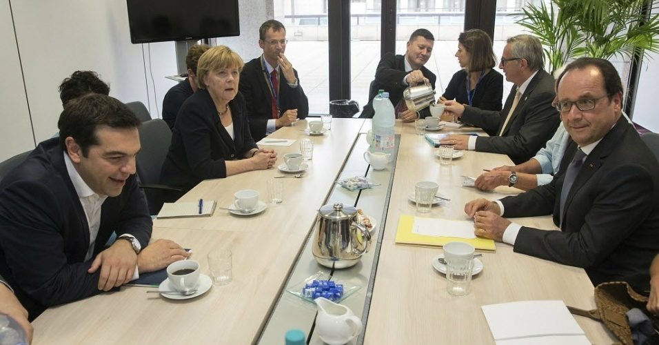 Comissão Europeia diz que lutará "até último segundo" por acordo na Grécia