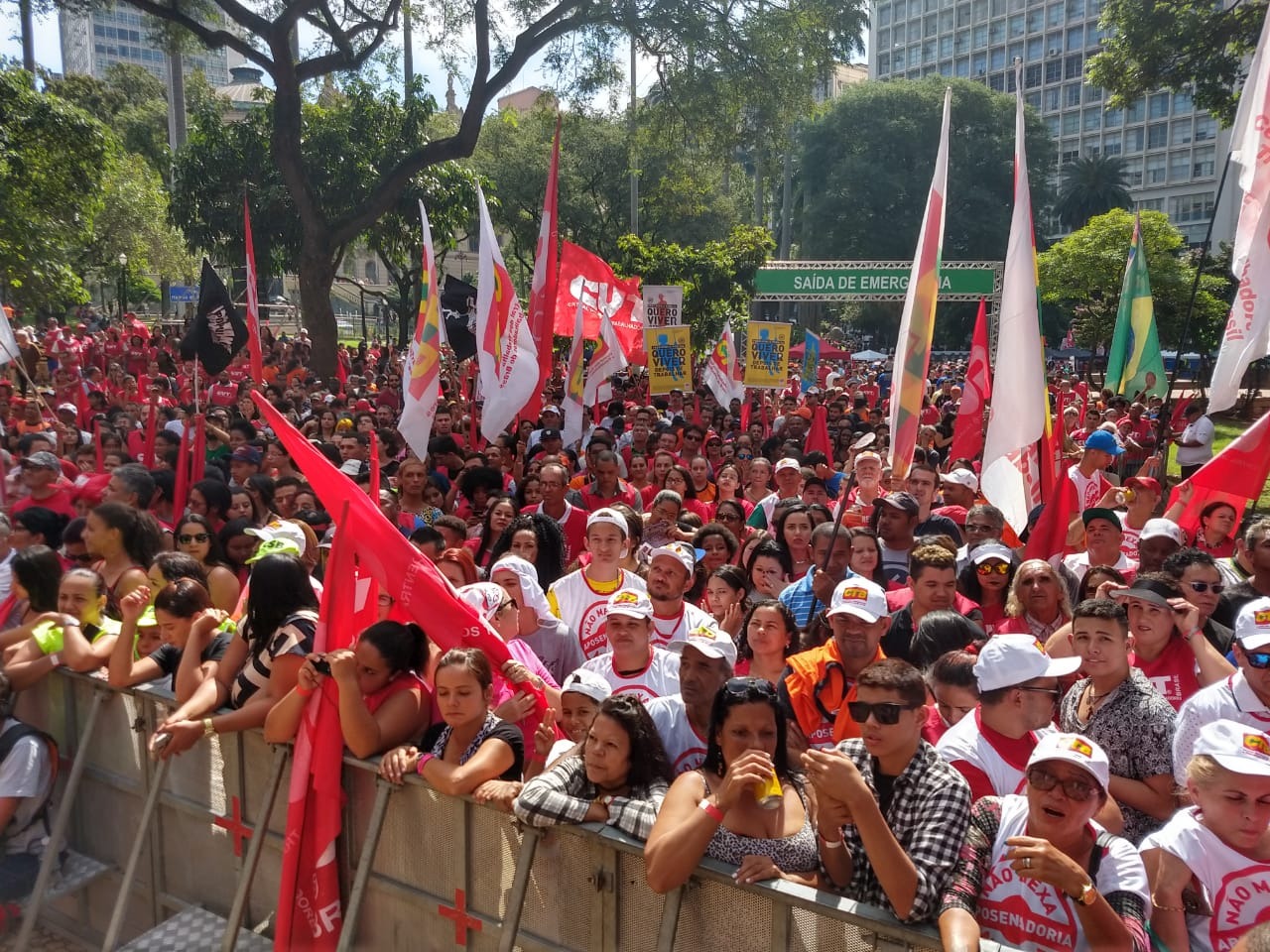 Trabalhadores vão às ruas no 1º de Maio e anunciam greve para o dia 14 de junho Trabalhadores se reúnem próximo ao palco montado no Vale do Anhangabaú. (Foto: Pedro Aguiar)