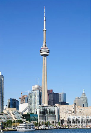 CN Tower. Inaugurada em 1976 em Toronto, no Canadá. Com 553 metros, foi considerada a torre mais alta do mundo por 34 anos, até ser superada pela Canton Tower em 2010.