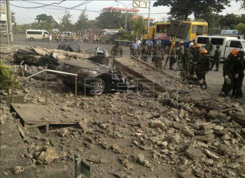 Soldados inspecionam o local onde vários carros permanecem sob os escombros após o terremoto que abalou a cidade de Cebu nesta terça-feira, nas Filipinas. EFE