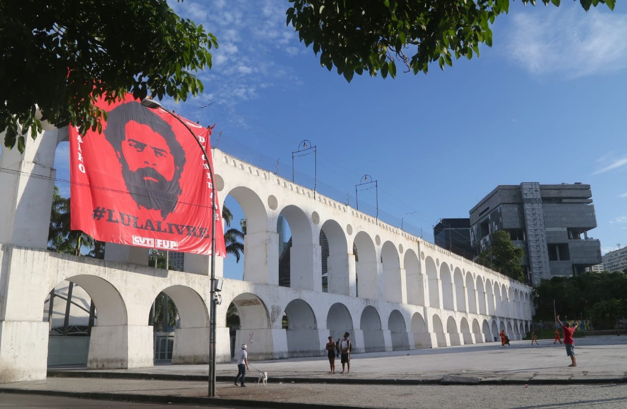 Trabalhadores vão às ruas no 1º de Maio e anunciam greve para o dia 14 de junho Logo pela manhã, o rosto de Lula estampava os arcos da Lapa, na região central. (Foto: Narciso Barreto