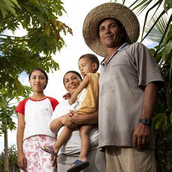 Agricultores recebem auxílio complementar para combate aos efeitos da estiagem O Bolsa-estiagem e o Garantia Safra integram o grupo de medidas criadas pelo governo federal para subsidiar as perdas dos agricultores familiares com os efeitos da seca