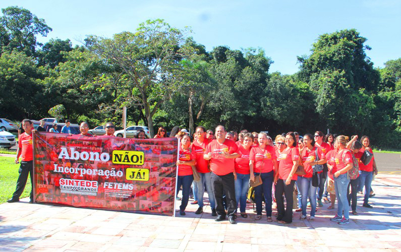 Funcionários(as) administrativos(as) reunidos antes da Assembleia.Foto: Divulgação 