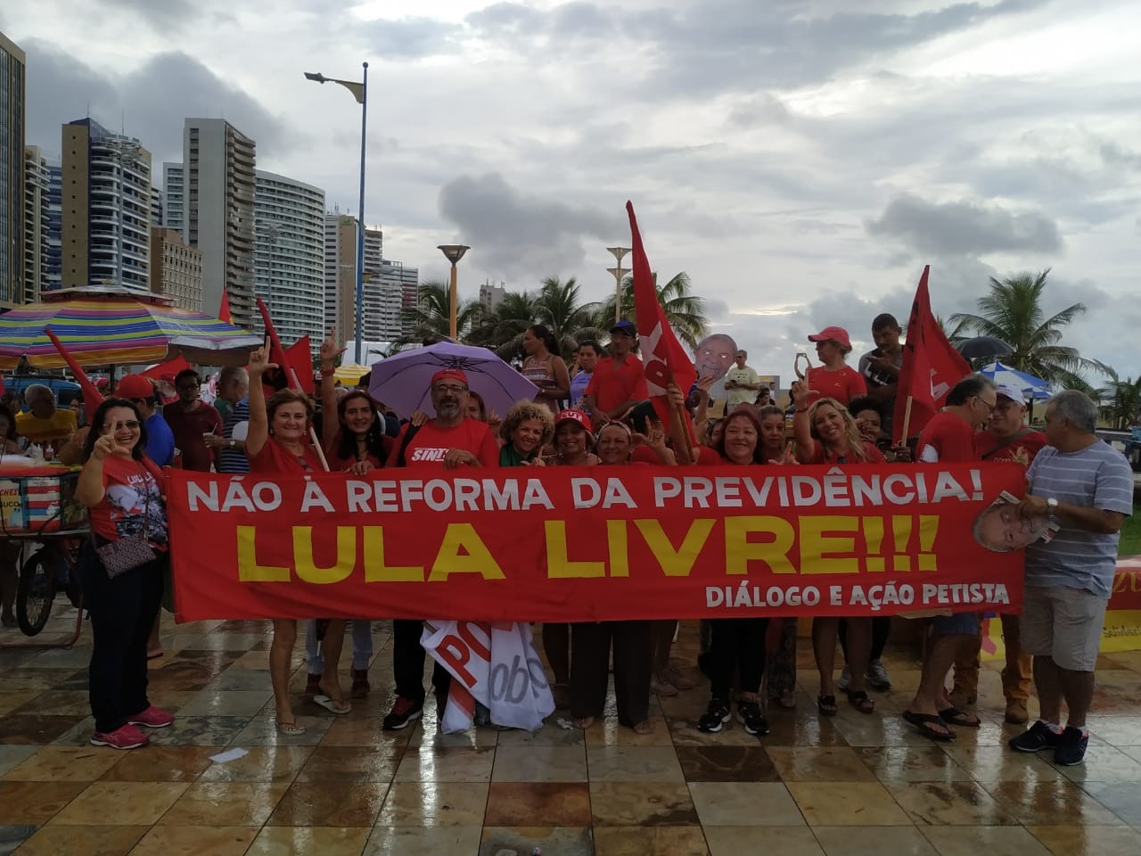 Trabalhadores vão às ruas no 1º de Maio e anunciam greve para o dia 14 de junho Debaixo de chuva, manifestantes se reuniram na capital cearense no final da tarde. (Foto: Camila Garcia)