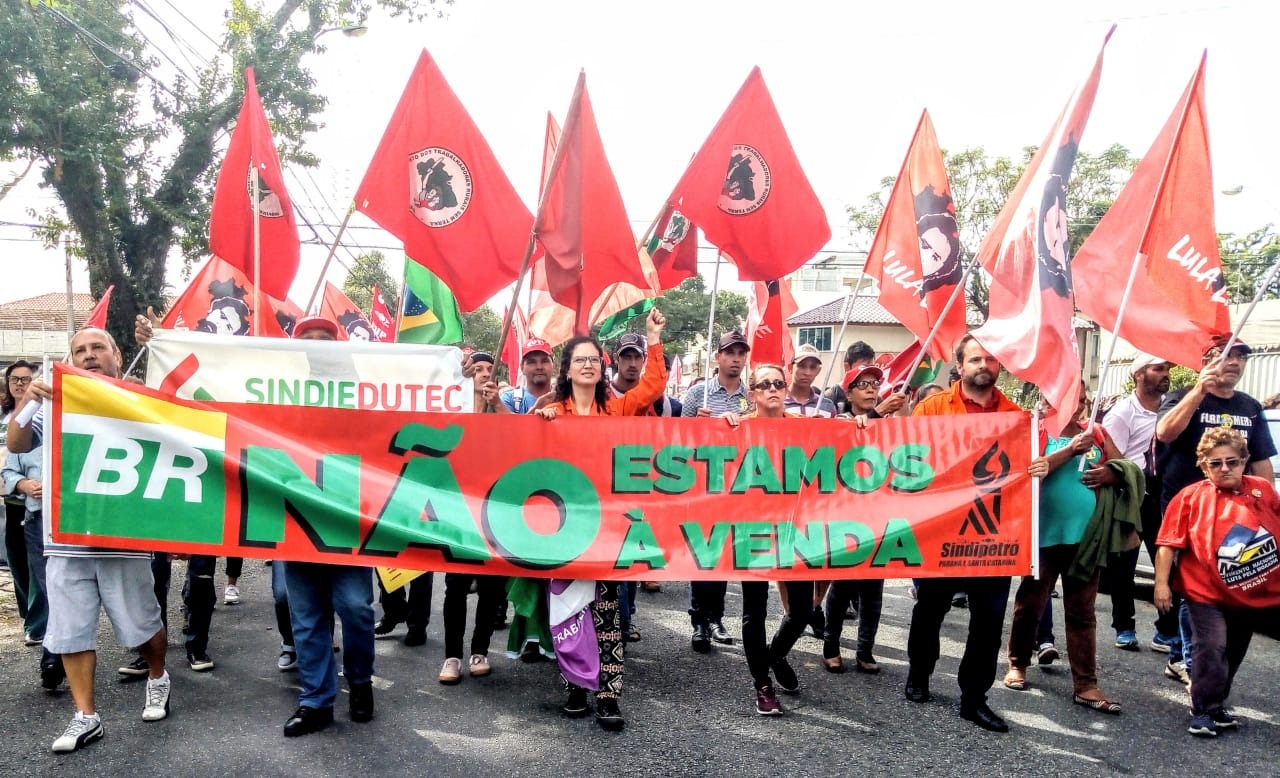 Trabalhadores vão às ruas no 1º de Maio e anunciam greve para o dia 14 de junho Petroleiros também levaram suas pautas à manifestação em Curitiba. (Foto: Juliana Barbosa)