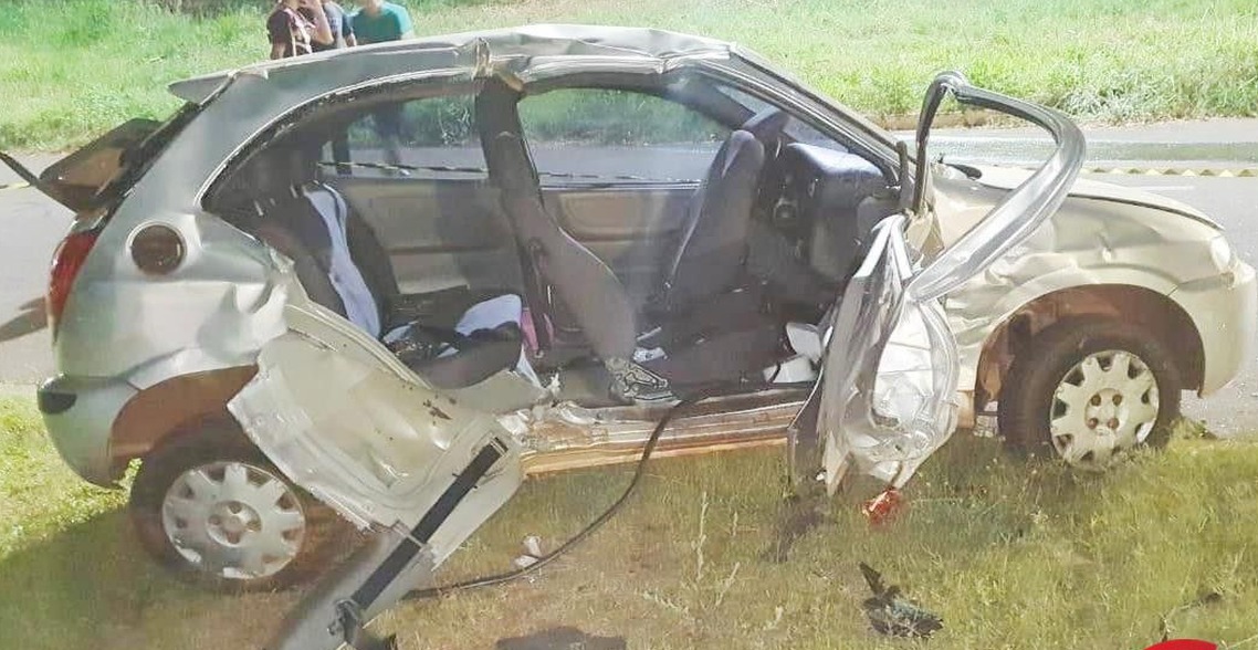 Acidente envolvendo Uno e Celta deixa pessoas feridas em Amambai Três pessoas que estavam no Celta tiveram ferimentos / Foto: 3ª CIPM