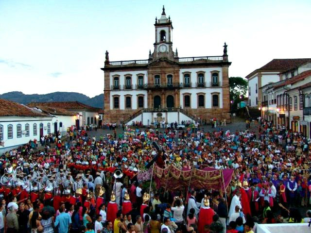 Semana Santa estimula o turismo religioso no Brasil Cidade de Ouro Preto (MG) representando a crucificação de Cristo (Divulgação/Governo de Minas Gerais)