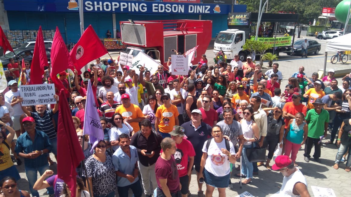 Trabalhadores vão às ruas no 1º de Maio e anunciam greve para o dia 14 de junho Ato político na Praça da Bandeira, no interior da Paraíba. (Foto: Divulgação/MST