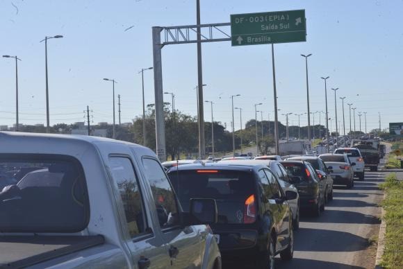 Gasolina fica mais cara a partir de amanhã nas refinarias Gasolina fica mais cara a partir de amanhã nas refinarias José Cruz/Agência Brasil