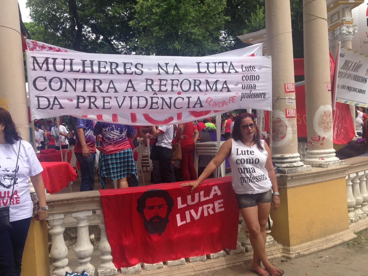 Trabalhadores vão às ruas no 1º de Maio e anunciam greve para o dia 14 de junho Mulheres foram protagonistas das manifestações na Praça do Derby. (Foto: Brasil de Fato Pernambuco)