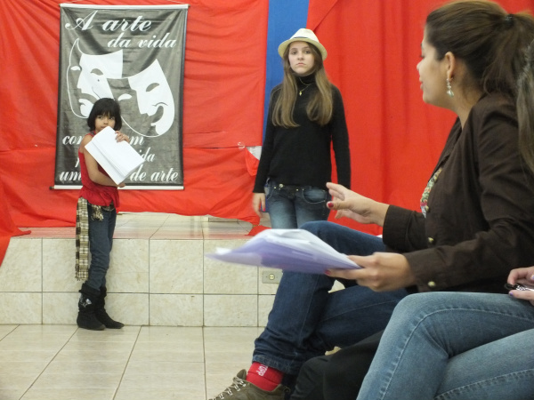 Em Amambai, cultura necessita de mais atenção Professora de teatro Alessandra Tavares, á direita, orienta as alunas da Escola de Teatro de Amambai.