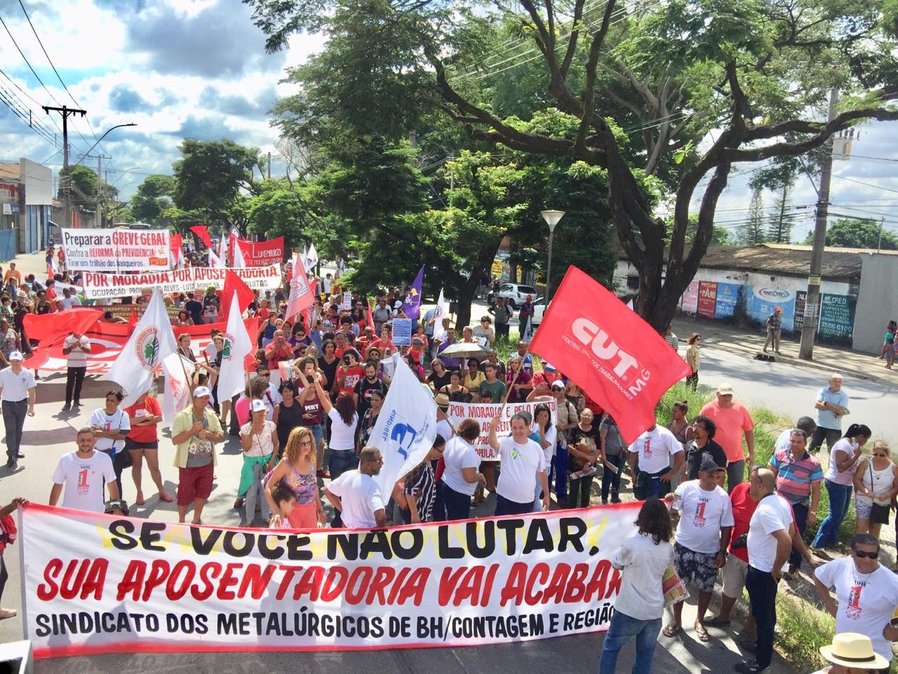 Trabalhadores vão às ruas no 1º de Maio e anunciam greve para o dia 14 de junho Trabalhadores protestaram contra o fim da aposentadoria em Minas Gerais. (Foto: Lidyane Ponciano/CUT Minas)