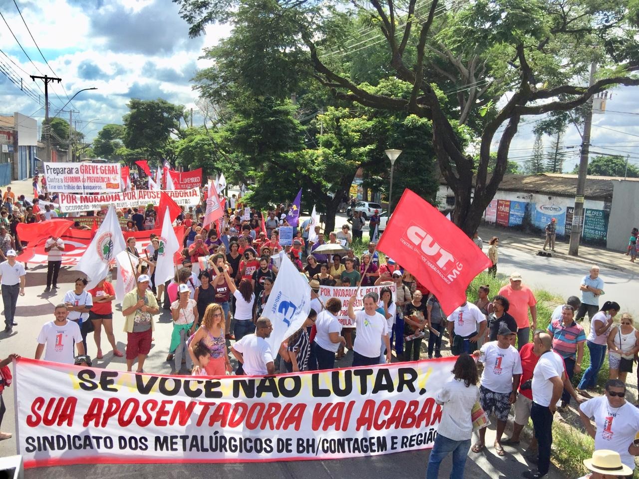 Trabalhadores protestaram contra o fim da aposentadoria em Minas Gerais. (Foto: Lidyane Ponciano/CUT Minas)
