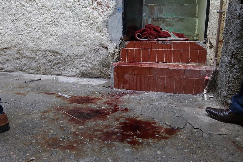 Operação no Jacarezinho foi 2ª maior chacina no RJ, diz ONG Fogo Cruzado Marca de sangue na porta de uma residência no bairro do Jacarezinho: 24 vítimas ainda não foram identificadas - Voz das Comunidades