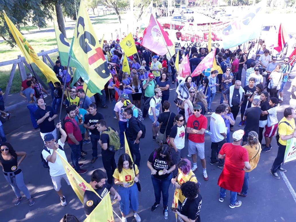 Trabalhadores vão às ruas no 1º de Maio e anunciam greve para o dia 14 de junho Diversidade de cores demonstrou a união das centrais na capital gaúcha. (Foto: Katia Marko)