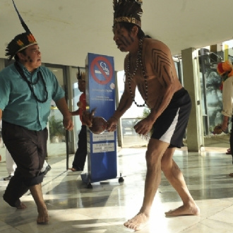 Índios cobram na Rio+20 respeito ao direito à terra Índios cobram na Rio+20 respeito ao direito à terra