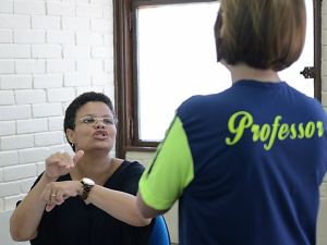 Dificuldades na escola levam aluna surda a seguir magistério