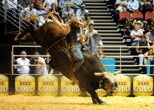 O peão australiano Rhys Angland é uma das atrações do Rodeio de Bonito.