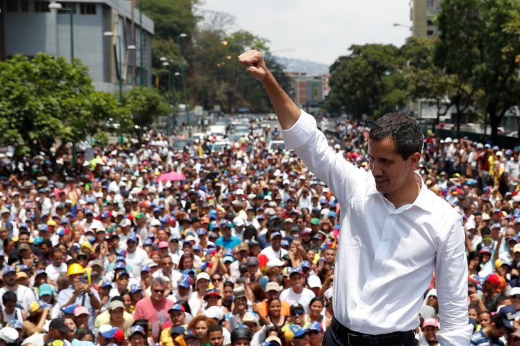 O líder da oposição venezuelana, Juan Guaidó, durante manifestação contra o governo de Nicolás Maduro e para comemorar o primeiro de maio em Caracas. / Foto -Reuters/Carlos Garcia Rawlins/Direitos Reservados