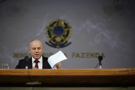 O ministro da Fazenda, Guido Mantega, fala durante uma coletiva de imprensa sobre a economia em Brasília.