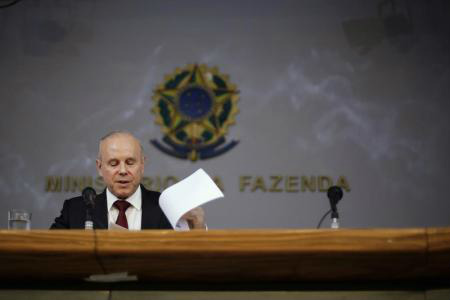 Meta de primário em 2015 será de 2,5% do PIB, "mais realista", segundo governo O ministro da Fazenda, Guido Mantega, fala durante uma coletiva de imprensa sobre a economia em Brasília.