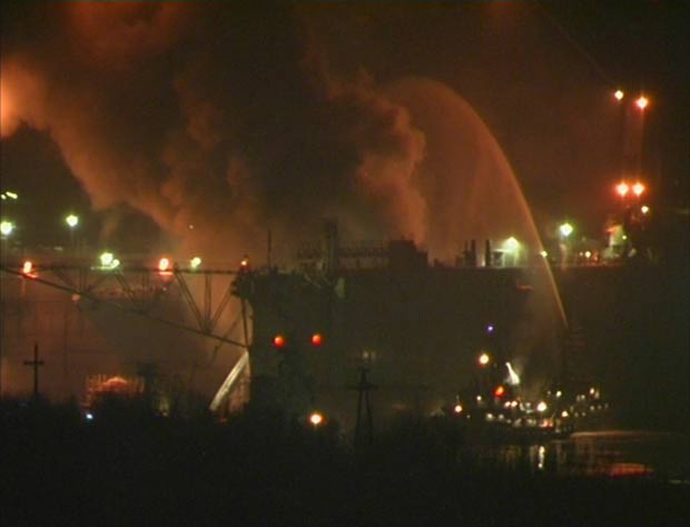 Bombeiros trabalham para apagar o fogo no estaleiro Rosliakovo na região de Murmansk. (Foto: Reuters)