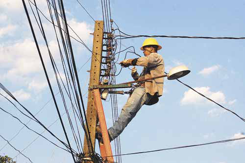 Consumidores pagaram R$ 45 bilhões em tributos embutidos na conta de telefone Consumidores pagaram R$ 45 bilhões em tributos embutidos na conta de telefone