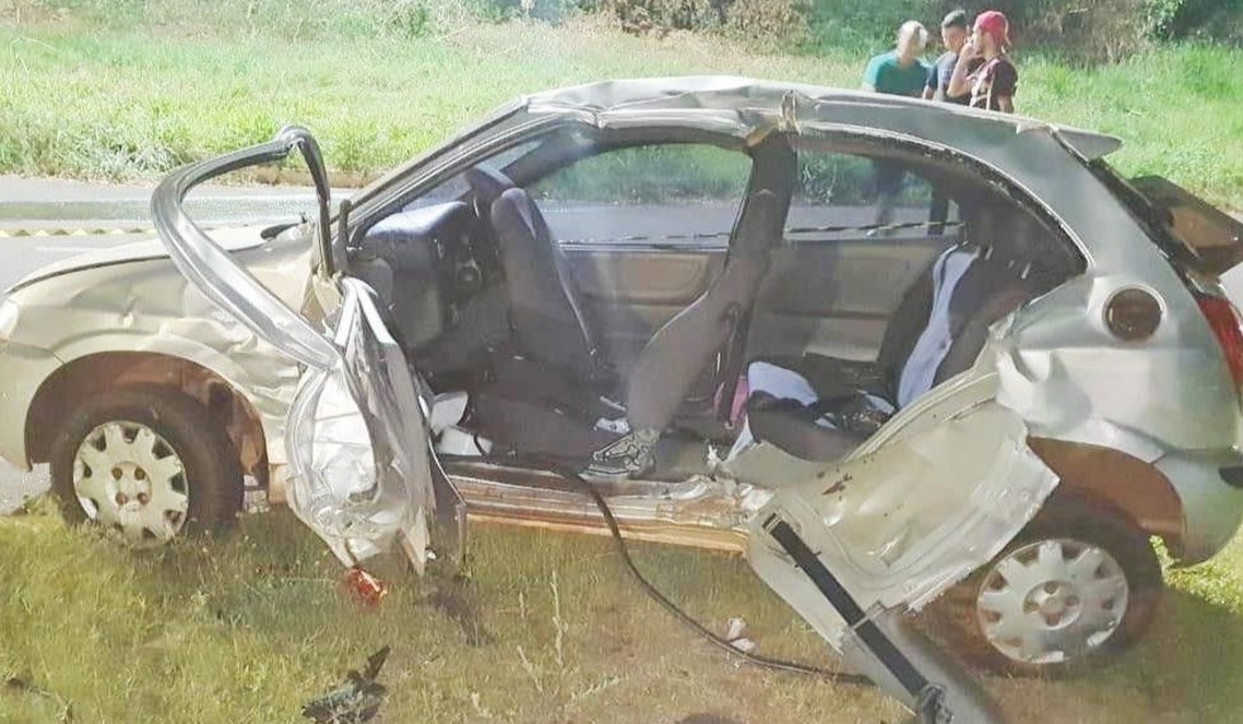 Acidentes de trânsito e tentativa de suicídio marcam a semana dos Bombeiros Corpo de Bombeiros precisou fazer uso do desencarcerador.para retirar as pessoas de dentro do veículo / Foto: 3ª CIPM