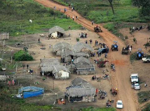 Índios terão de deixar fazenda no MS até terça Justiça deu novo prazo para que os índios terenas deixem, pacífica e voluntariamente, a Fazenda Buriti, em Sidrolândia (MS), onde um índio morreu na última quinta-feira durante ação policial de desocupação; grupo voltou a ocupar o local na sexta-feira; caso ordem não seja cumprida, a União, a Funai e as lideranças indígenas poder ser multadas
