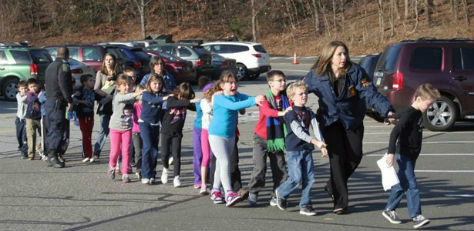 Policiais do Estado de Connecticut levam crianças em fila após um atirador disparar