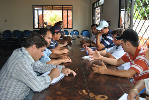 Reunião contou com participação de representantes de cooperativas do município, Defesa Civil e secretaria de Agricultura de Amambai. Foto: Moreira Produções.