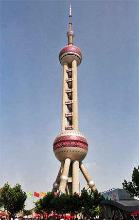 Oriental Pearl Tower. Inaugurada em 1995, em Xangai, na China. Tem 468 metros de altura.