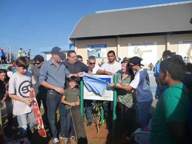 Pista de Skate Wagner Bampi Paixão foi inaugurada neste final de semana A programação contou com descerramento da placa de inauguração, torneio de skate, apresentação de um profissional de skate de Dourados e show com o grupo Refletir MC’s e com a banda de rock Reise / Foto: Moreira Produções