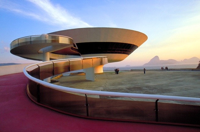 1º de Julho - Dia Mundial da Arquitetura Museu de Arte Contemporânea de Niterói, projeto do arquiteto Oscar Niemeyer