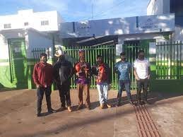 Lideranças indígenas em frente do polo base em Amambai hoje. (Foto: Direto das Ruas) 