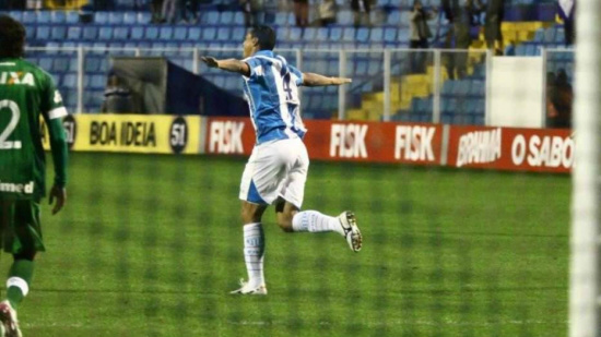Avaí ganha clássico contra a Chapecoense e foge da zona de perigo Zagueiro Emerson abriu caminho para a vitória do Avaí na Ressacada