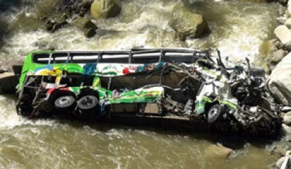 Ônibus cai em abismo no Peru e mata pelo menos 16 passageiros