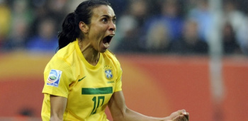 Marta marcou um golaço, deu assistência e fez o terceiro do time