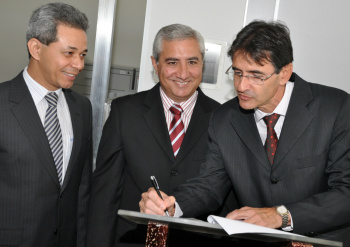 Caixa em Amambai é inaugurada com a presença da vice governadora Momento da abertura da primeira conta na nova agência da Caixa em Amambai.