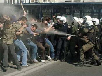 Soldados sírios atacando manifestantes
