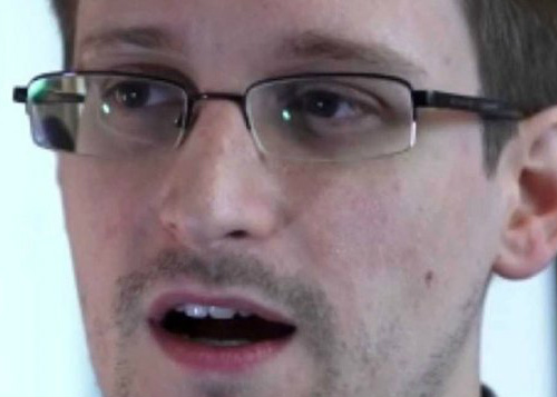 Edward Snowden usou logins e senhas fornecidos involuntariamente por colegas em uma base de espionagem no Havaí para acessar parte do material secreto que vazou para a mídia