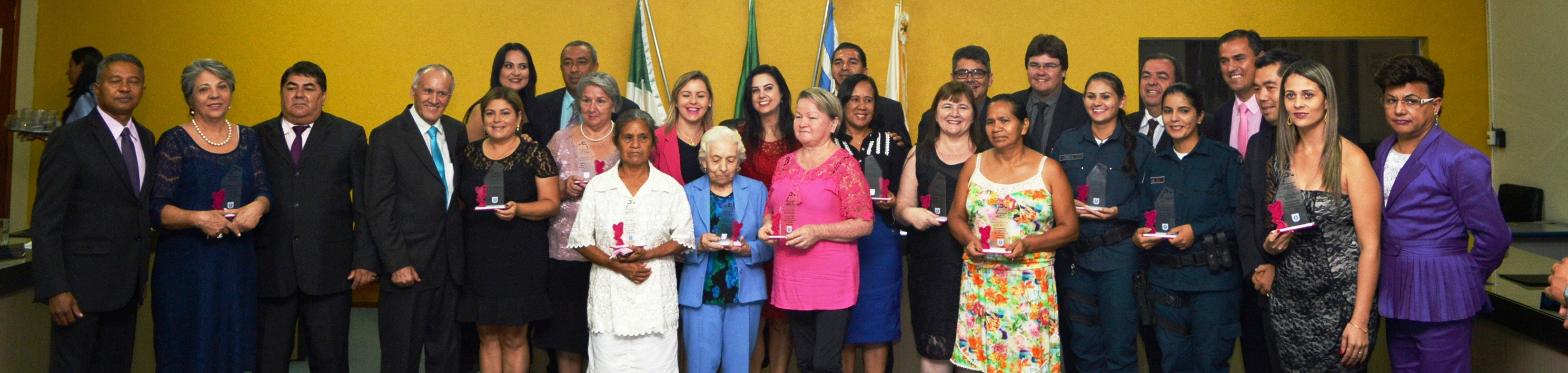 Os vereadores com suas homenageadas. / Foto: Moreira Produções